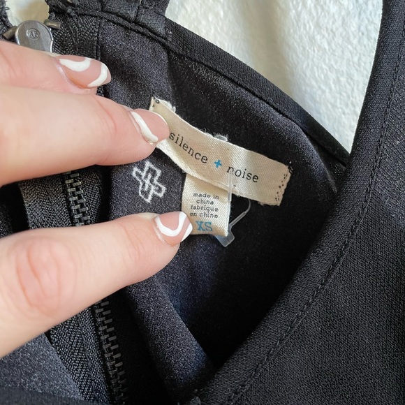 Black Cropped Tank Top - Picture 3 of 3